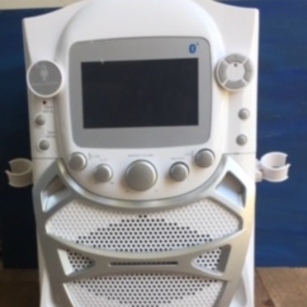 Used. Singing Machine STVG-569 CDG Karaoke Player. Color White